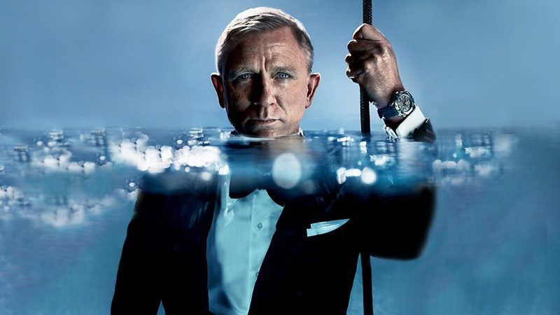 Daniel Craig wearing omega watch