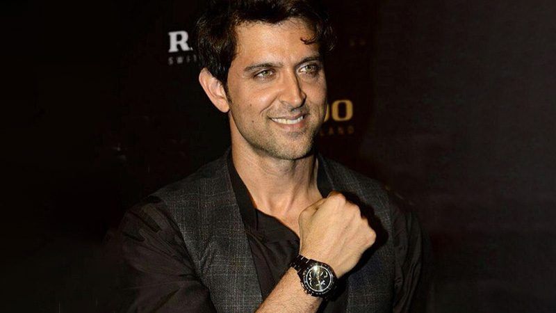 Hrithik Roshan: WATCH: Here's how Hrithik Roshan reacted when a fan  forcefully tried to take selfie with him - The Economic Times