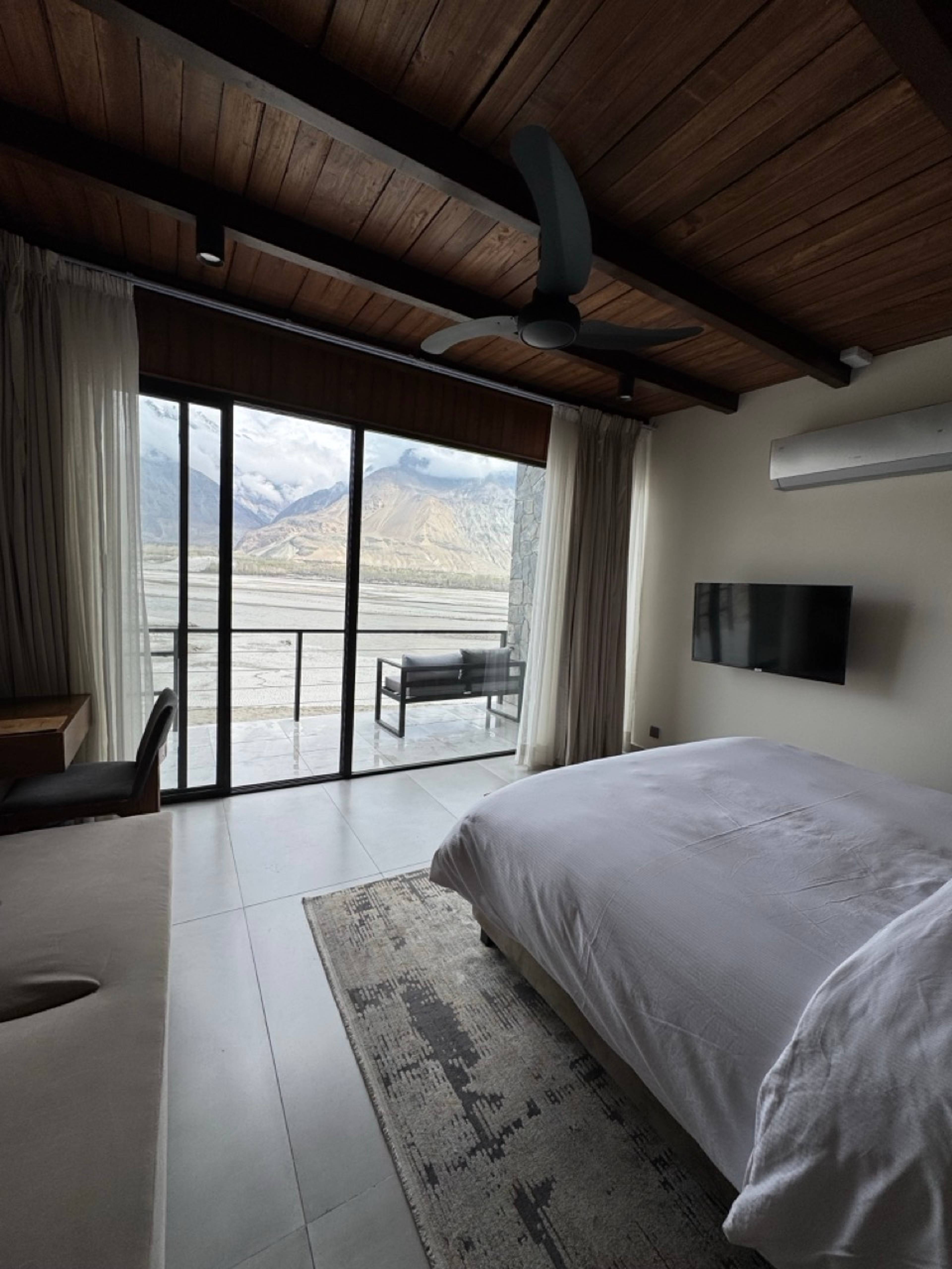 Riverfront Villa — photo 1
