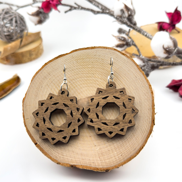 Kolczyki drewniane, orzech włoski, bigle ze stali chirurgicznej, projekt 15