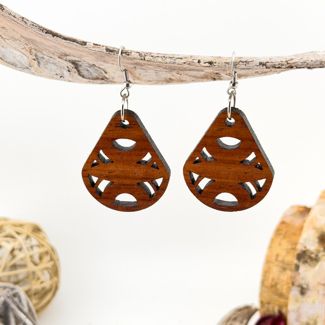 Kolczyki drewniane, drewno egzotyczne padouk, bigle ze stali chirurgicznej, projekt 9