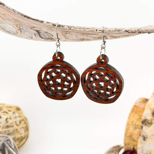 Kolczyki drewniane, drewno egzotyczne padouk, bigle ze stali chirurgicznej, projekt 25