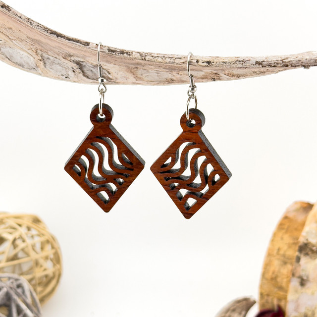 Kolczyki drewniane, drewno egzotyczne padouk, bigle ze stali chirurgicznej, projekt 40