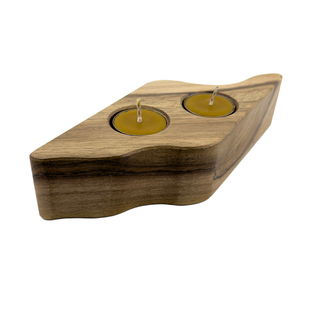 Drewniany świecznik na tealighty, orzech włoski, 22.5 cm x 8.6 cm, wosk pszczeli, unikatowy egzemplarz