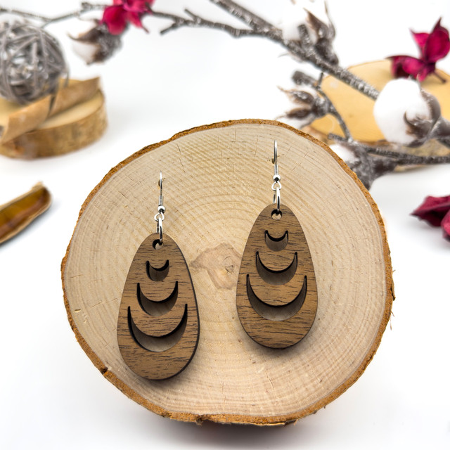 Kolczyki drewniane, orzech włoski, bigle ze stali chirurgicznej, projekt 5