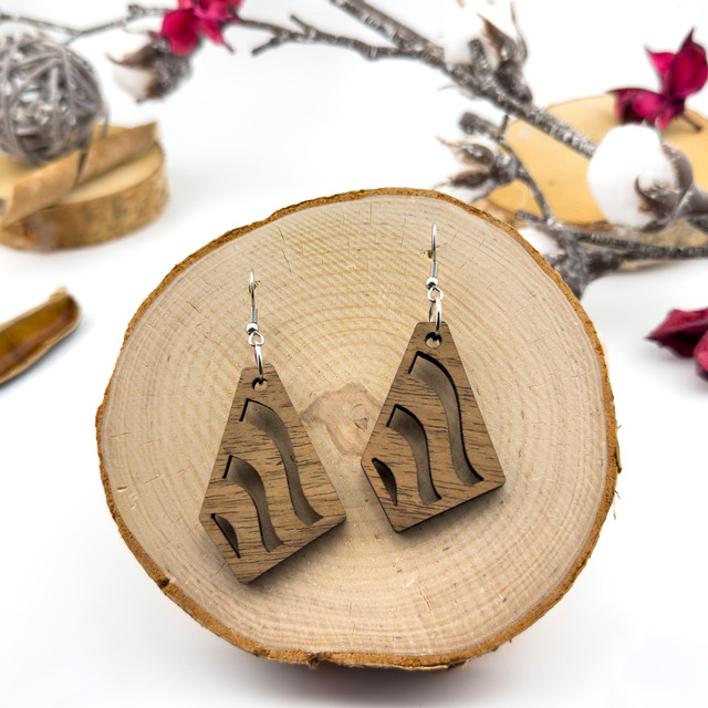 Kolczyki drewniane, orzech włoski, bigle ze stali chirurgicznej, projekt 7