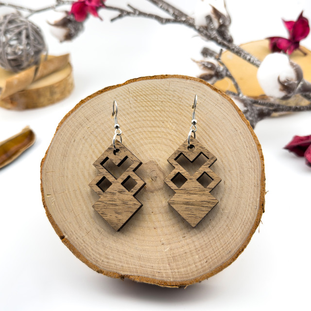 Kolczyki drewniane, orzech włoski, bigle ze stali chirurgicznej, projekt 4