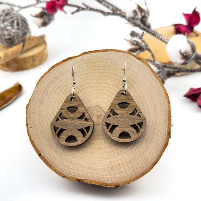 Kolczyki drewniane, orzech włoski, bigle ze stali chirurgicznej, projekt 9