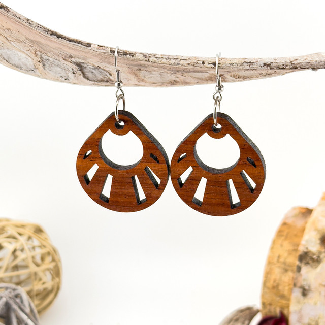 Kolczyki drewniane, drewno egzotyczne padouk, bigle ze stali chirurgicznej, projekt 10