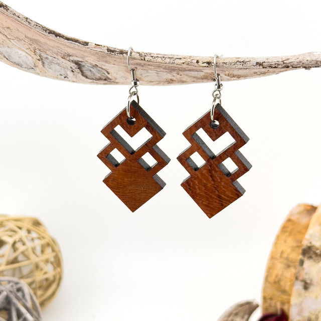 Kolczyki drewniane, drewno egzotyczne padouk, bigle ze stali chirurgicznej, projekt 4