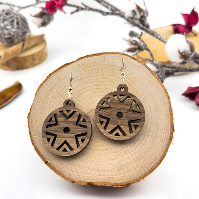 Kolczyki drewniane, orzech włoski, bigle ze stali chirurgicznej, projekt 32