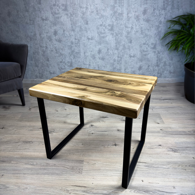 Stolik kawowy, loftowy, drewno naturalne, lity orzech włoski, 60 cm x 50 cm, wysokość 50 cm, Caivano