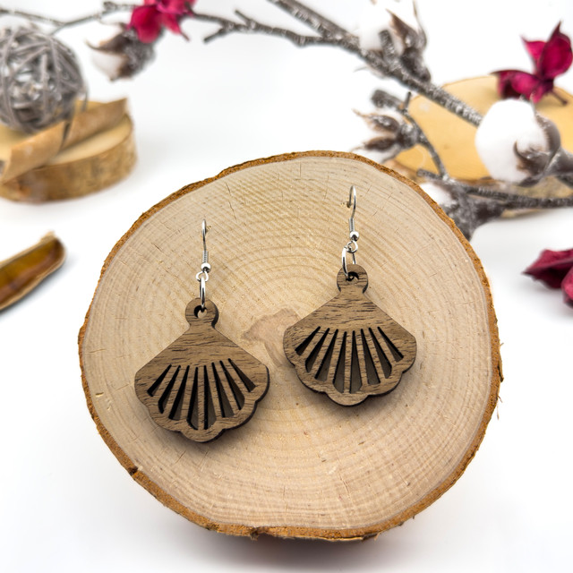 Kolczyki drewniane, orzech włoski, bigle ze stali chirurgicznej, projekt 13