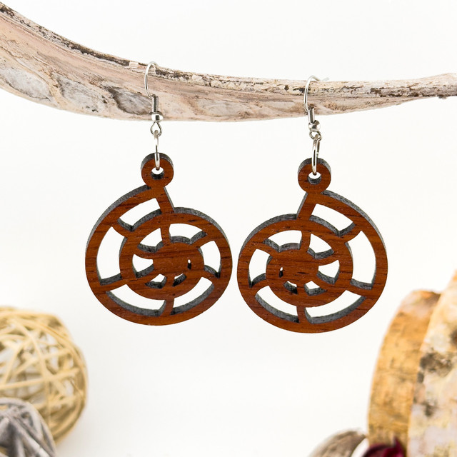 Kolczyki drewniane, drewno egzotyczne padouk, bigle ze stali chirurgicznej, projekt 24