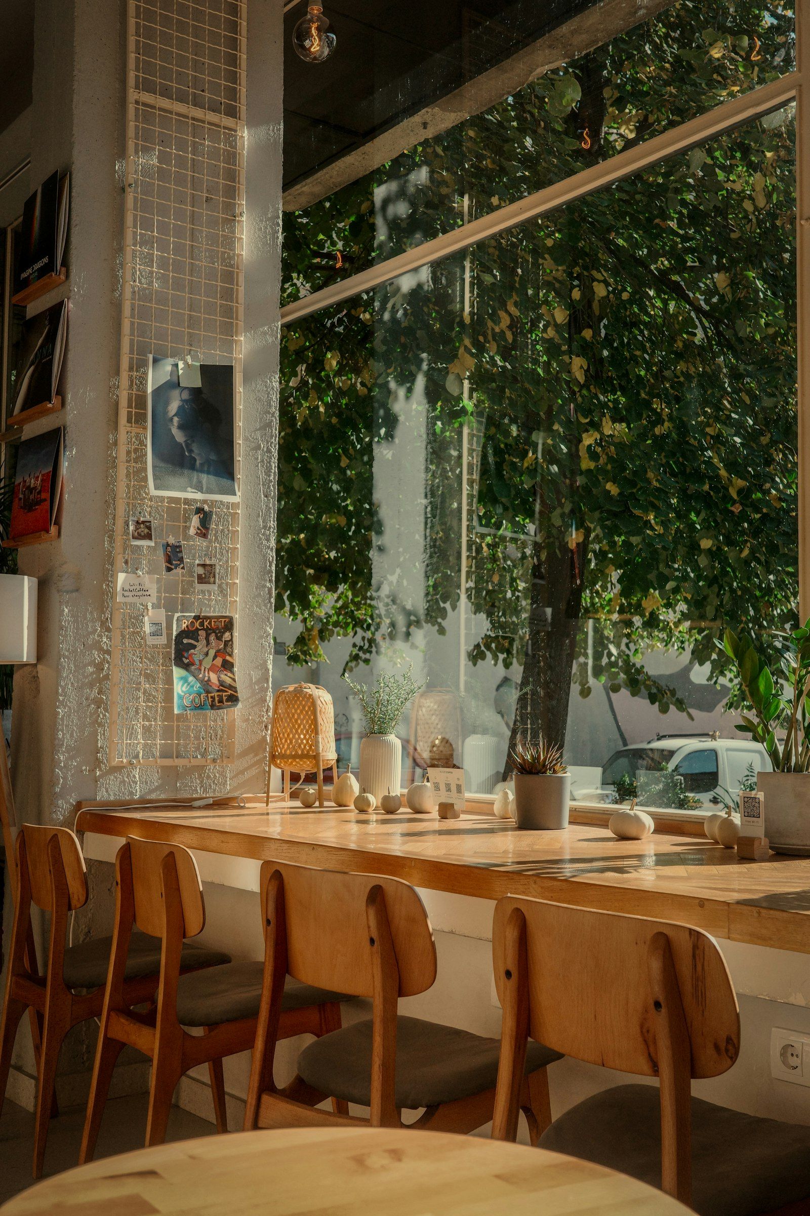 In-house café — wooden tables, filter coffee, Maggi, Israeli breakfasts