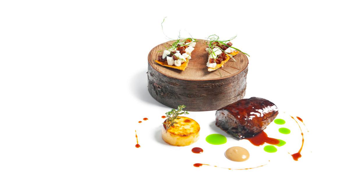 A plate of food on top of a wooden stump.