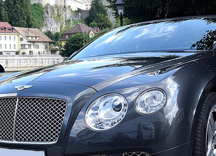 An image of a car parked on the side of the road, Restaurant in Nice.