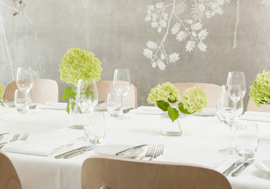 Table settting in Kitchen W8