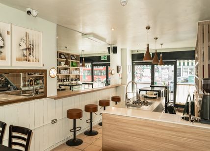 An image of the interior of the venue. Pizza Para