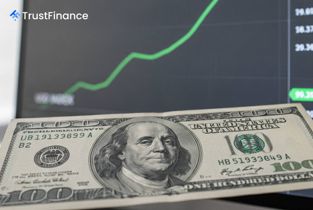 Dollar Strengthens to Two-Week High as Fed Rate Hike Odds Surge