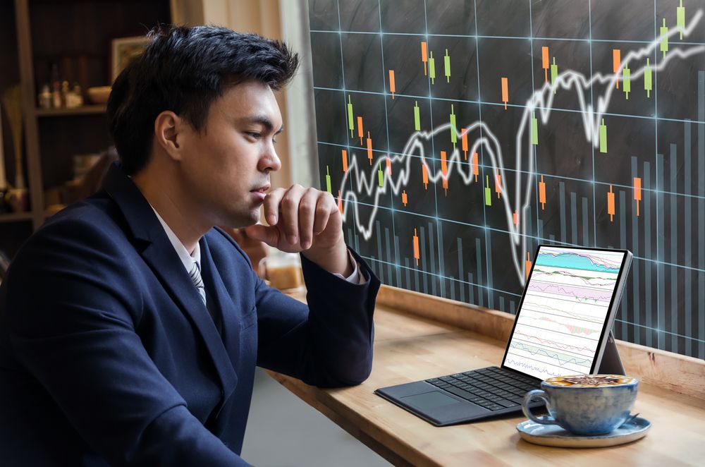 นักเทรดหนุ่มกำลังพิจารณาว่าจะปรับใช้ MACD ในการเทรดอย่างไร