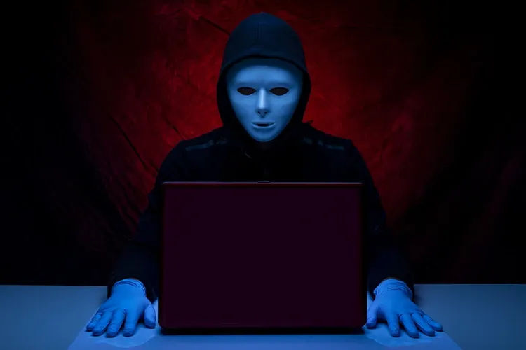 scammer_JimmyAlinEyeEm_Getty_large.webp