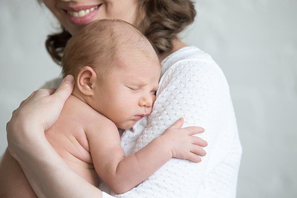 Lần đầu tiên bế trên tay đứa con mới chào đời