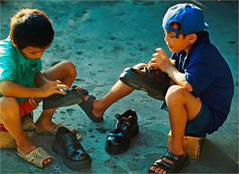 Những đứa trẻ đánh giày