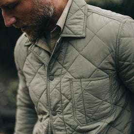 fit model showing off pocket on The Ojai Jacket in Sagebrush Diamond Quilt