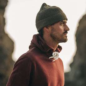 fit model wearing The Rib Beanie in Forest Heather, looking right