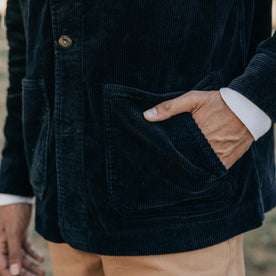 fit model showing off pocket detailing on The Ojai Jacket in Coal Cord