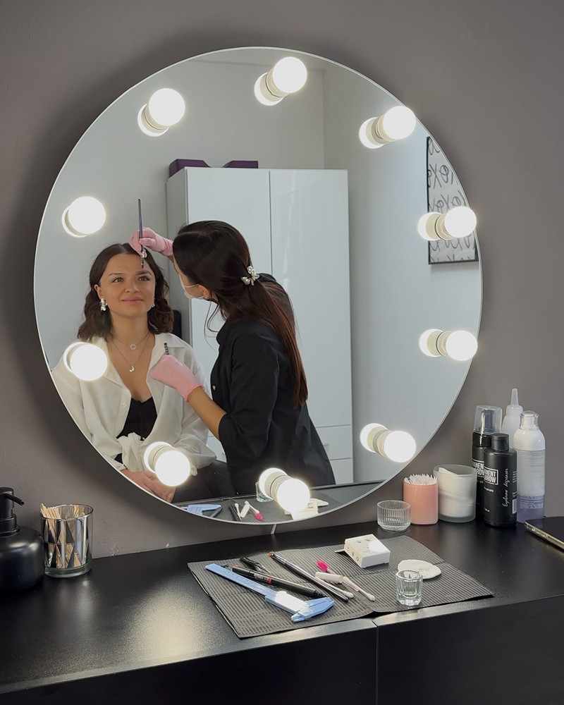Powder Brows Beratung und Vorzeichnung im Tashlieva Studio in Köln – Vorbereitung auf die Permanent Make-up Behandlung der Augenbrauen.