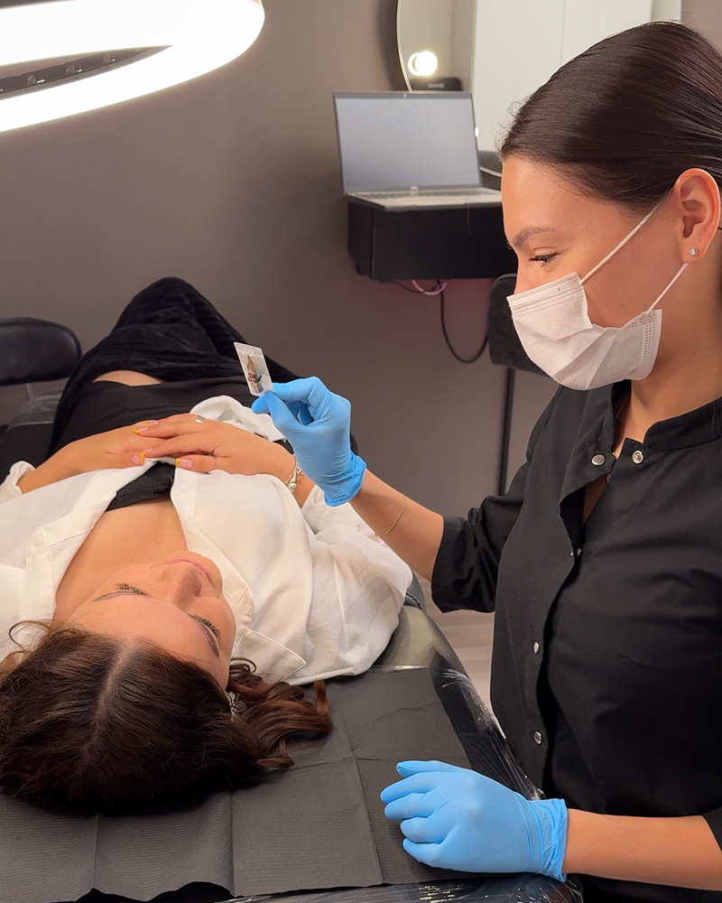 Sterile Einwegnadel für Powder Brows im Tashlieva Studio in Köln – hygienische Vorbereitung auf das Augenbrauen Permanent Make-up.