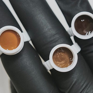 Auswahl des passenden Farbtons für die Powder Brows – abgestimmt auf Hauttyp und Haarfarbe der Kundin.