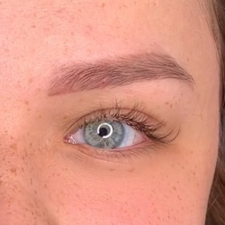 Direkt nach der Powder-Brows-Behandlung – intensive Farbe vor dem Abheilungsprozess.