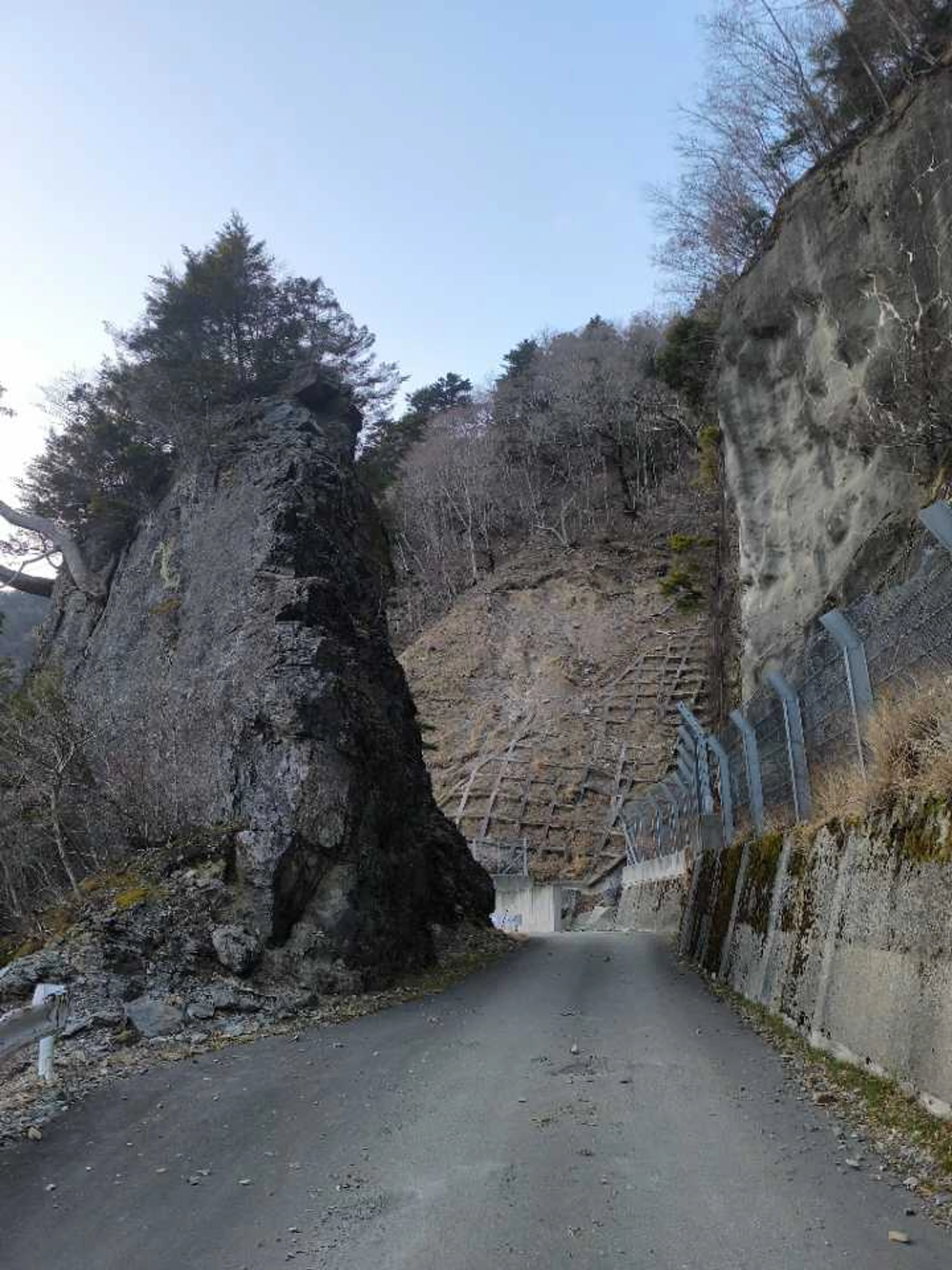 エッチな切通し