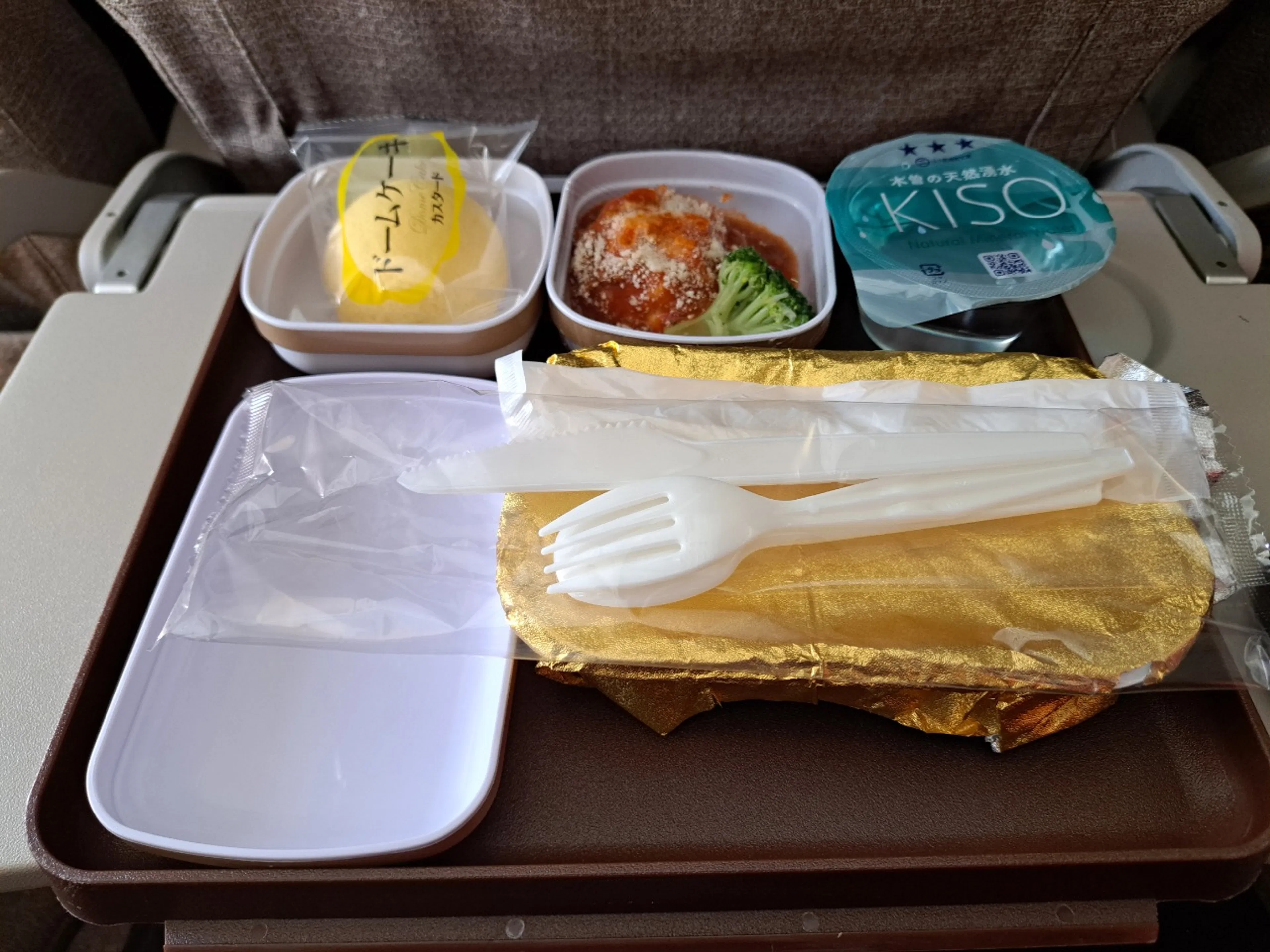 初機内食。結構美味しかった