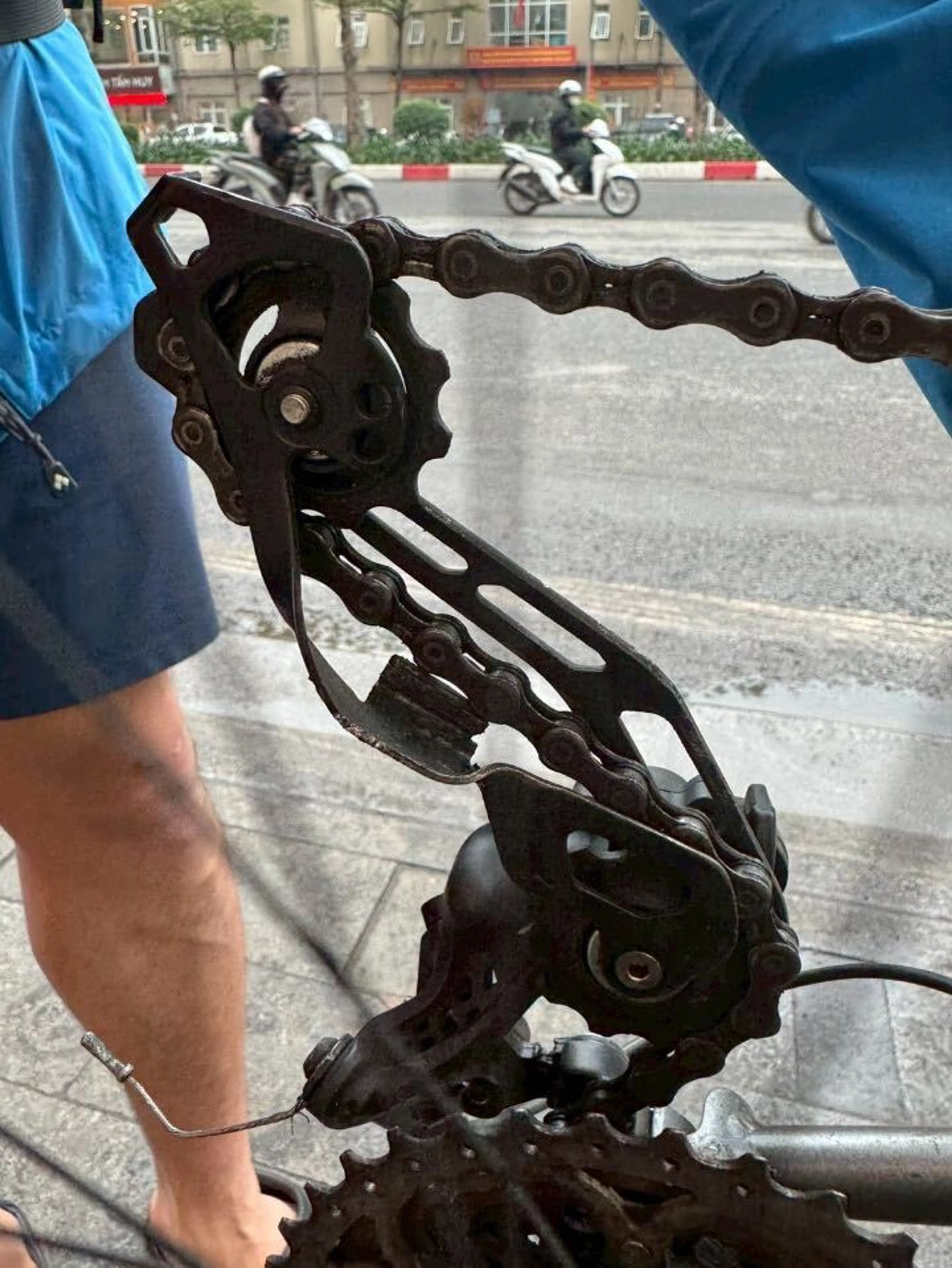 メカトラ①:S君のリアディレーラーが曲がる　　　　　　　→自転車屋で応急処置
