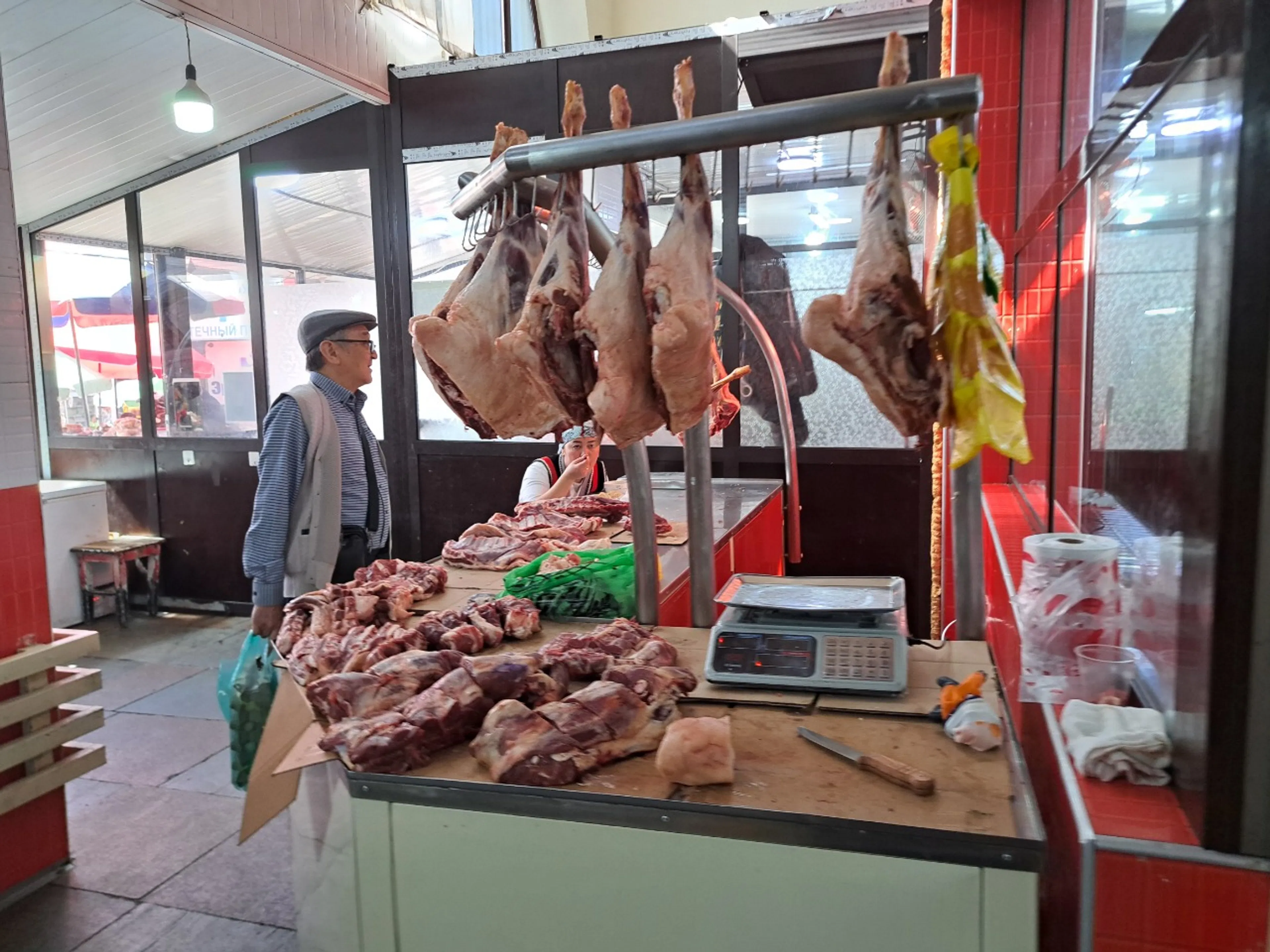 ほんとに肉がそのまま売ってらぁ