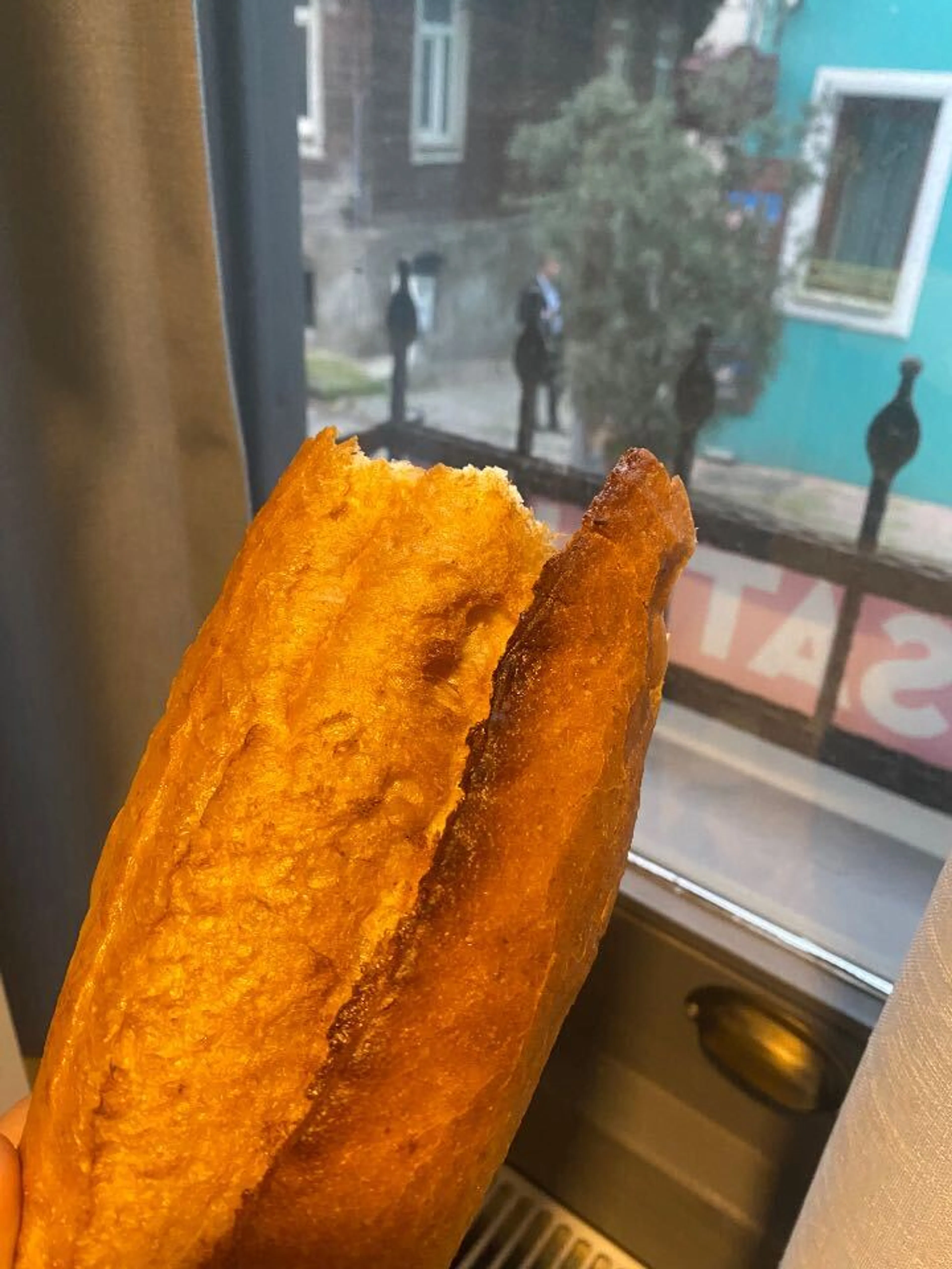 デカEkmek，50円くらい．
これ無しに遠征は成立しなかった．
