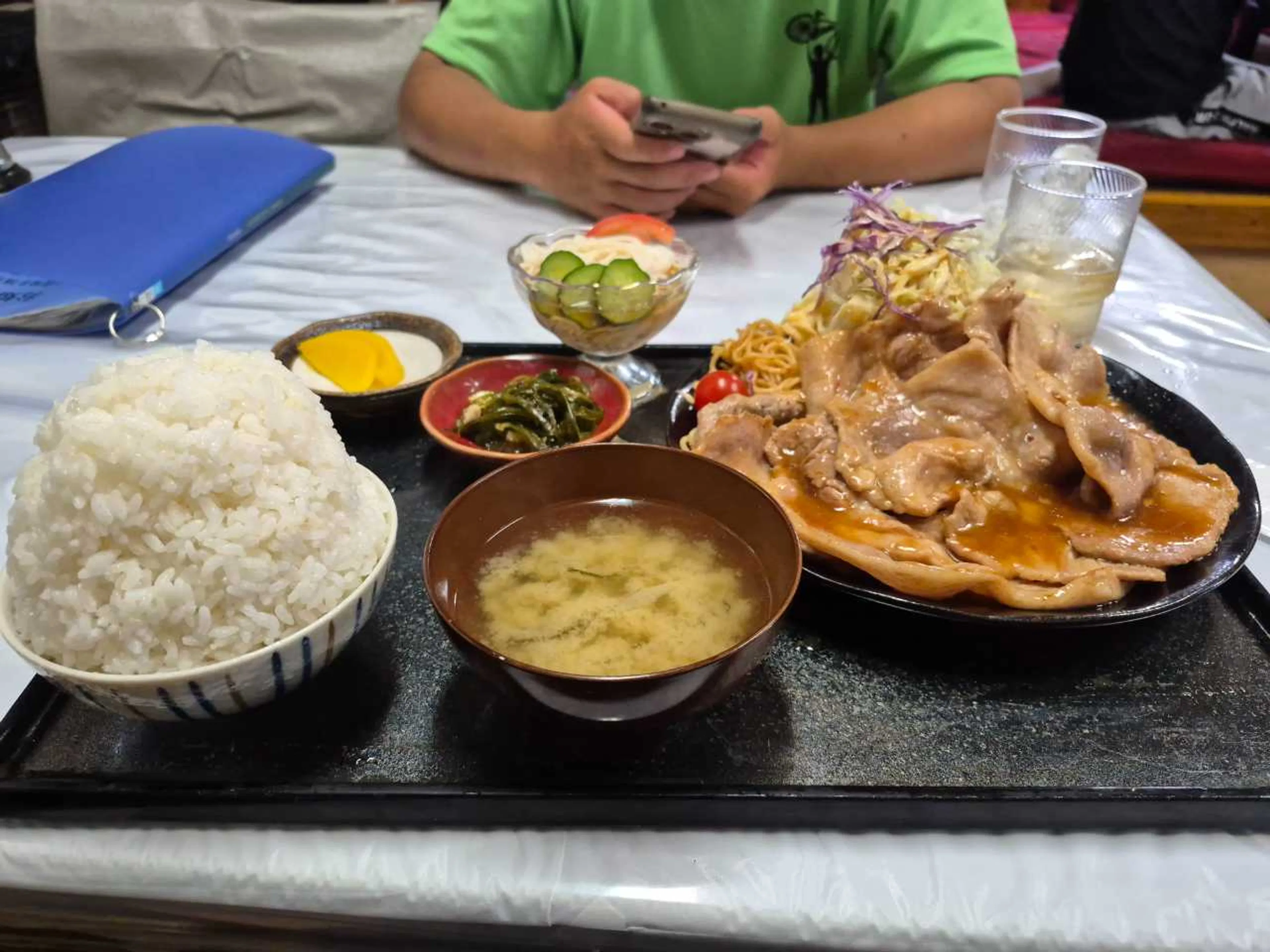 「藤花」ご飯マンガ盛り
みんな間違っても「大盛」にはしないようにな！