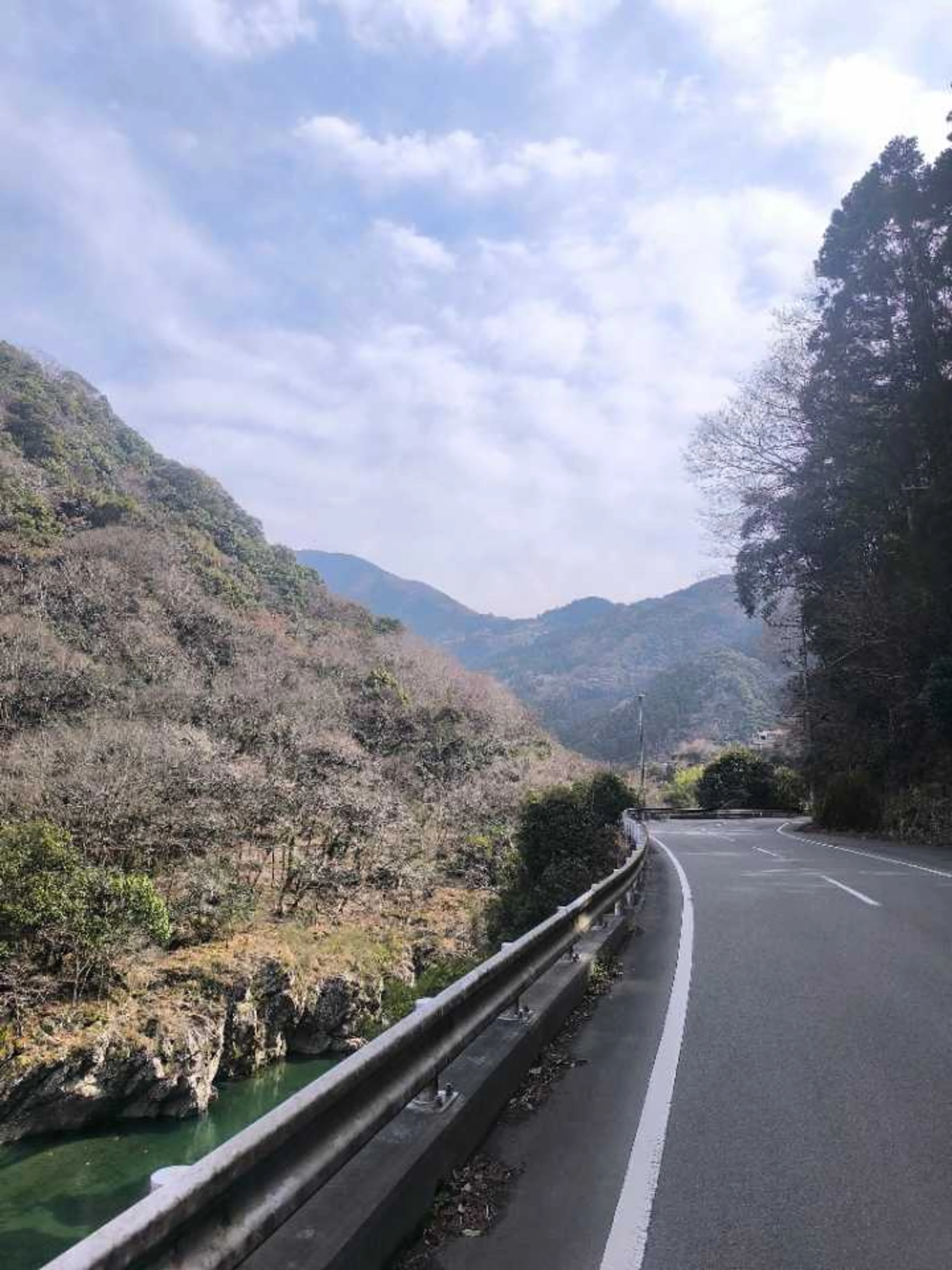 美馬市からひたすら穴吹川沿いを遡上していく