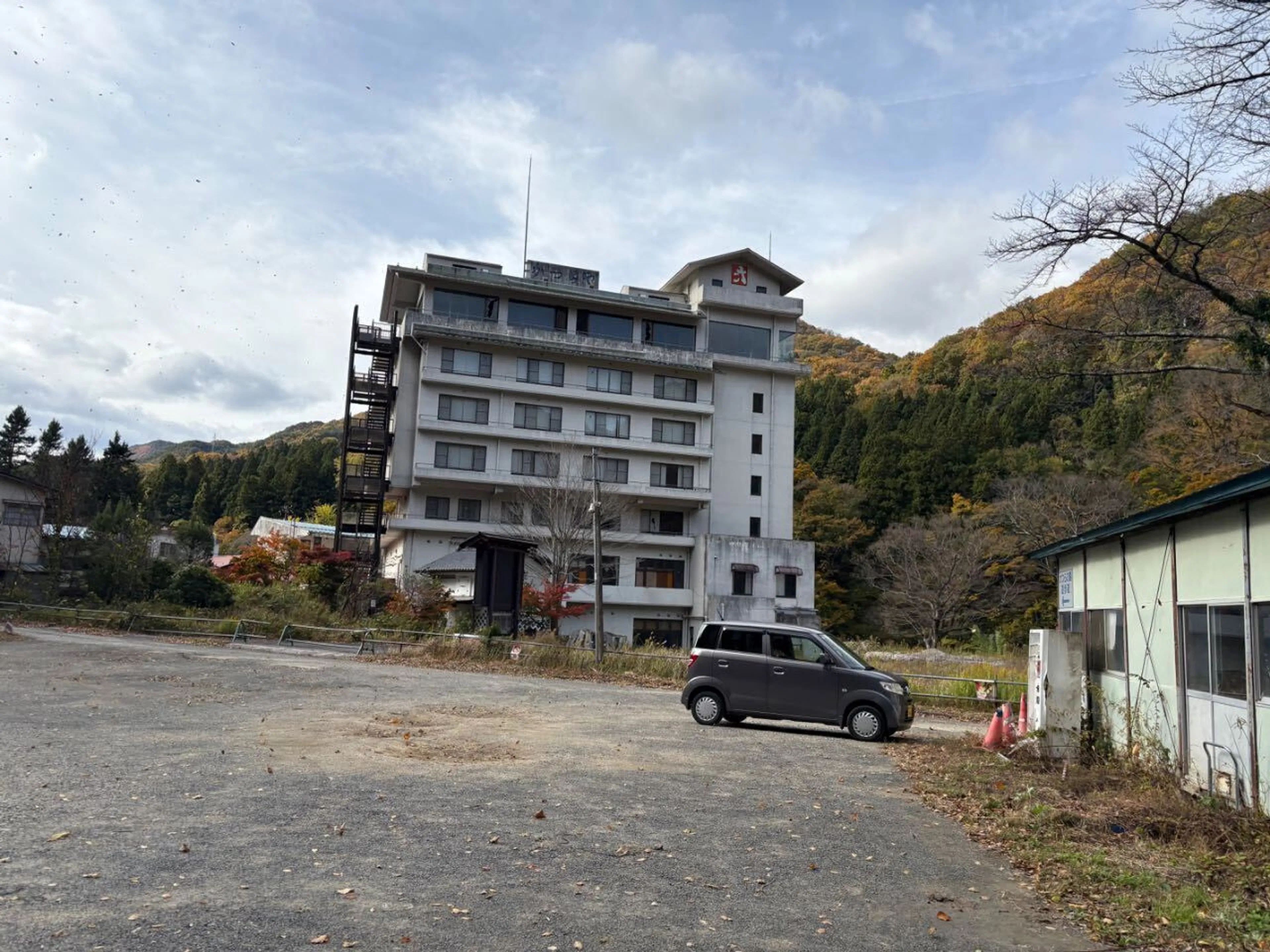でっかい廃墟。親に見せたらここ潰れたんだーって言ってた。どうやら昔は栄えてたらしい。