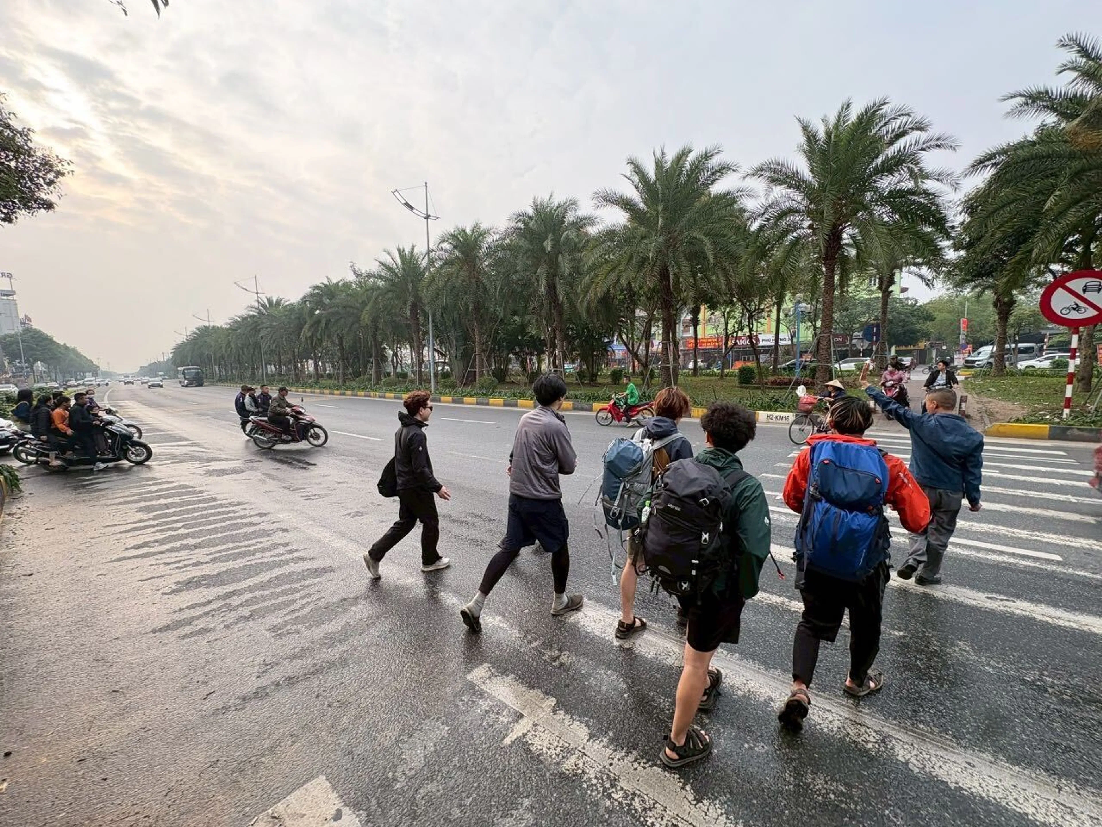現地民に学ぶ道路の渡り方