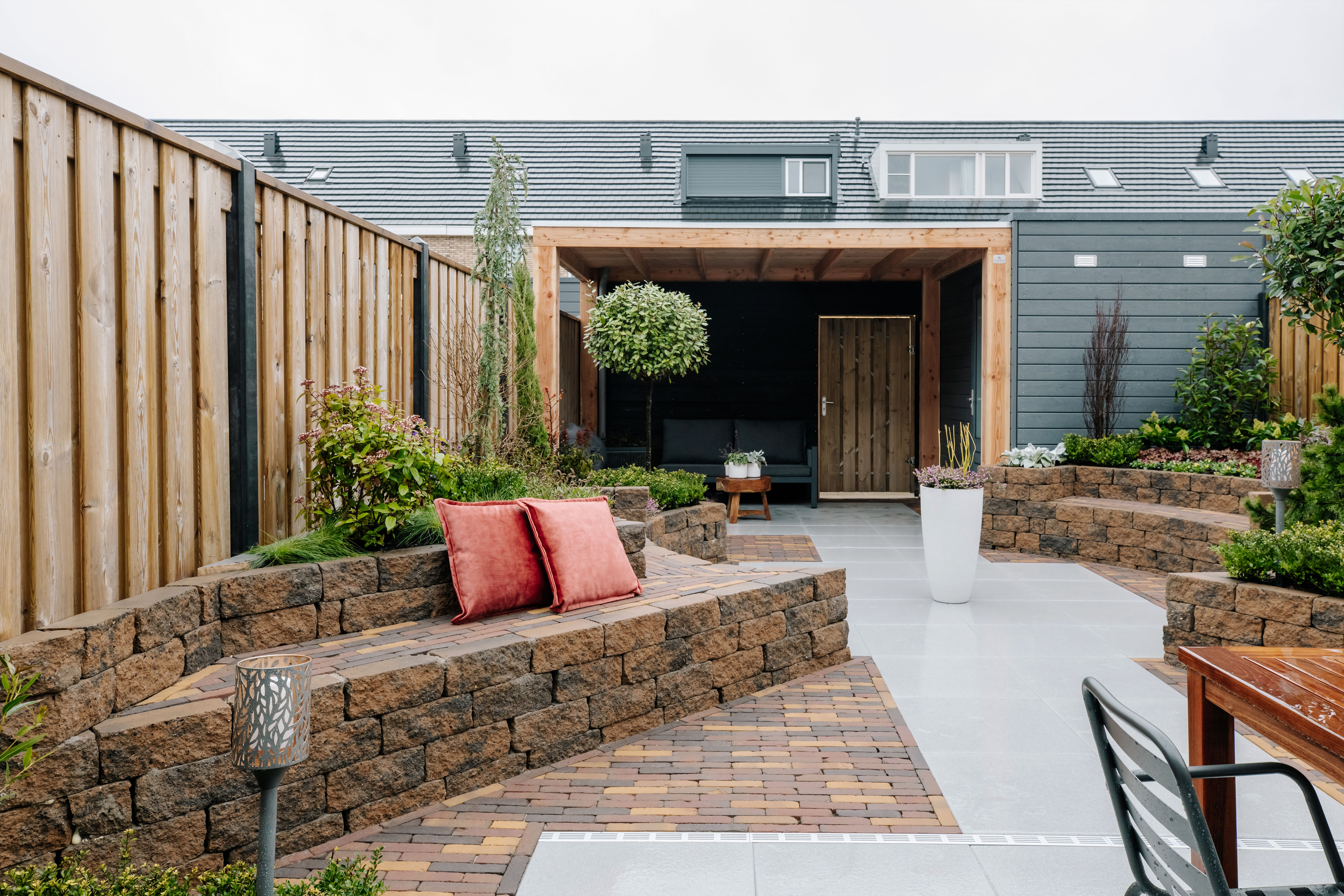 Borderbank als zitelement bij beplanting