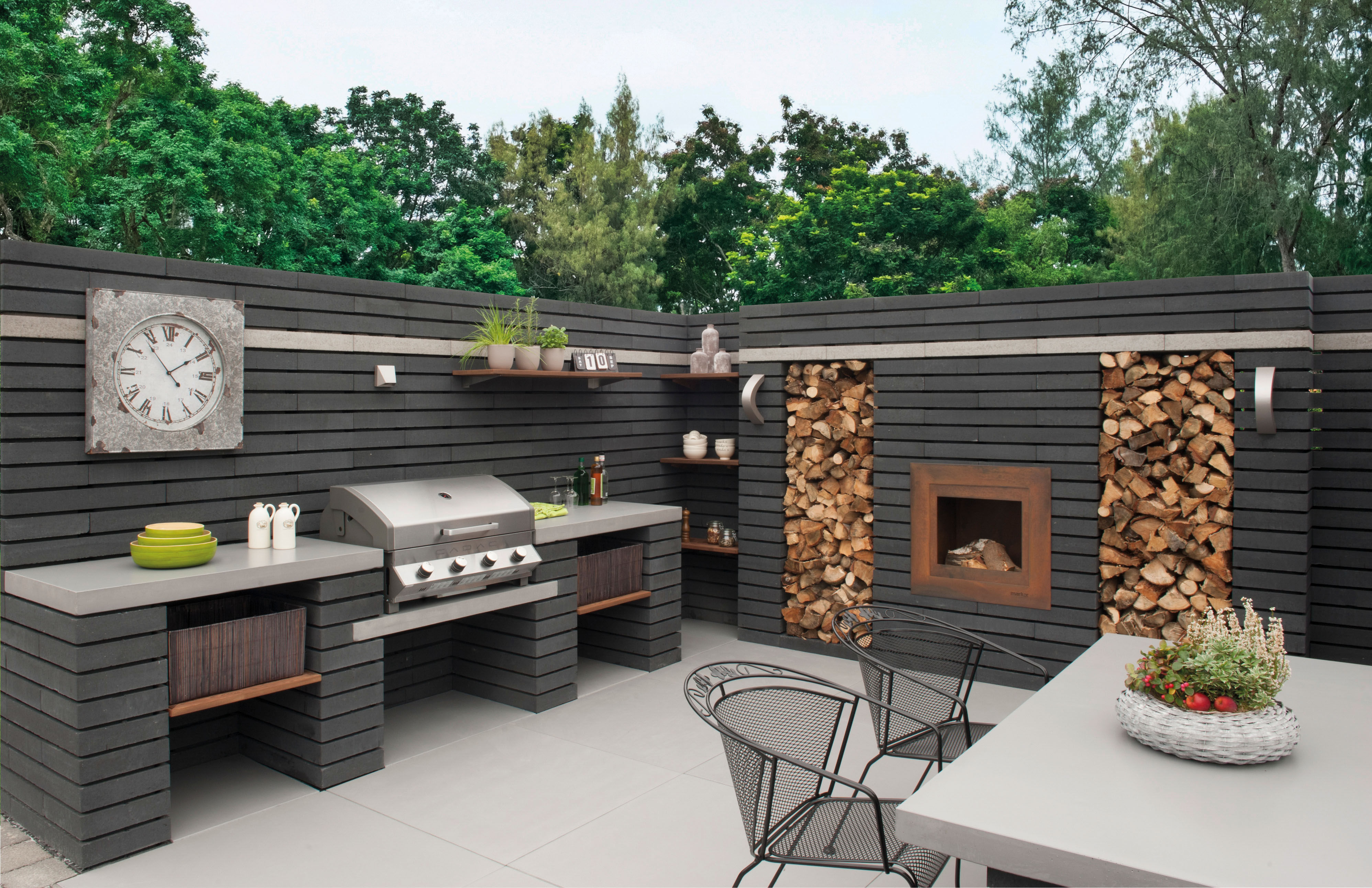 Tuin met tuinelementen en een rustige zithoek