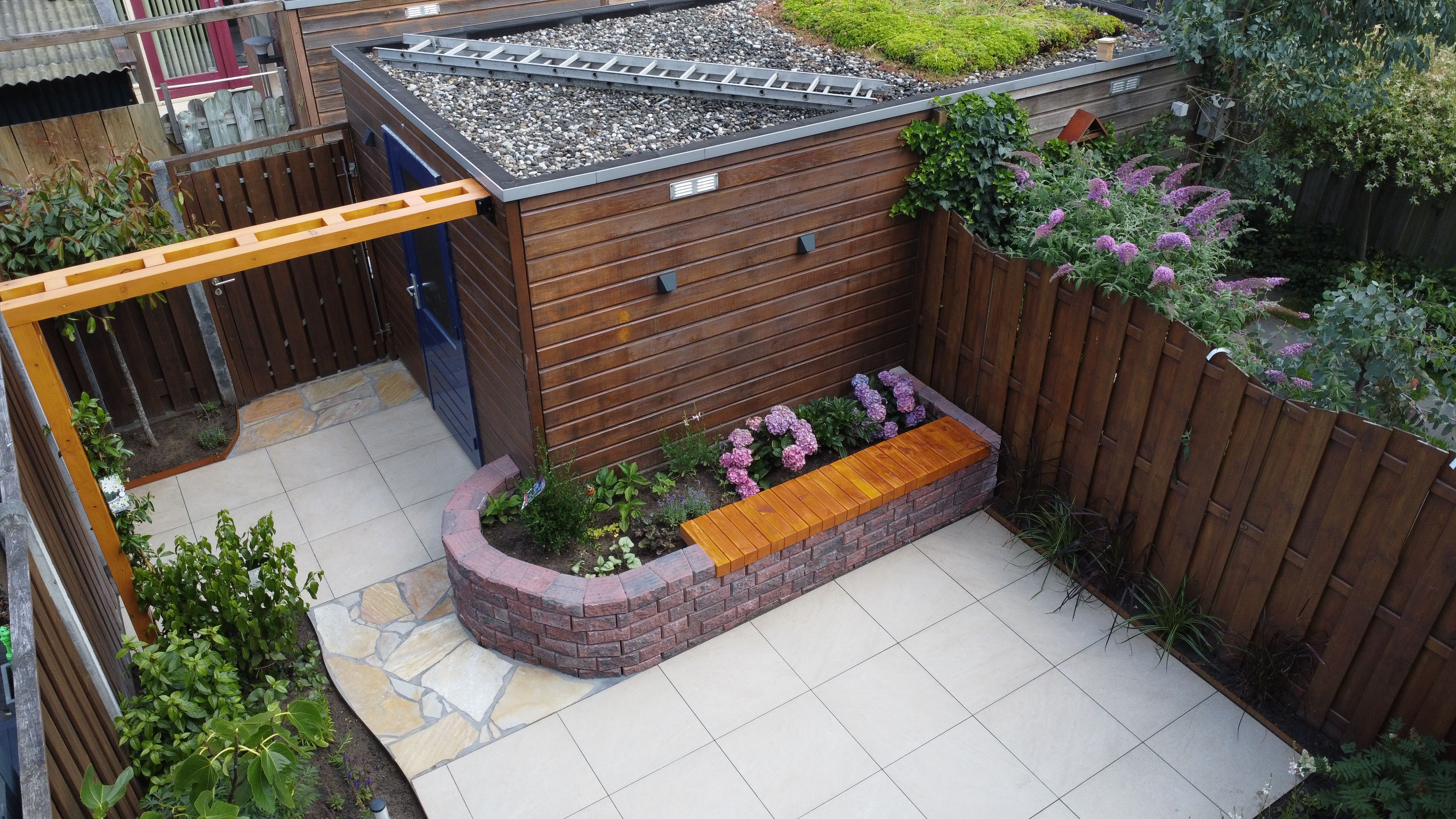 Combinatie van bestrating en elementen bij beplanting