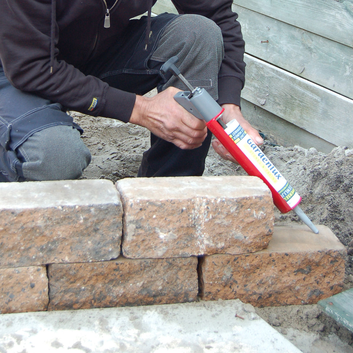 Stenen stapelen met lijm als verwerkingsbeeld