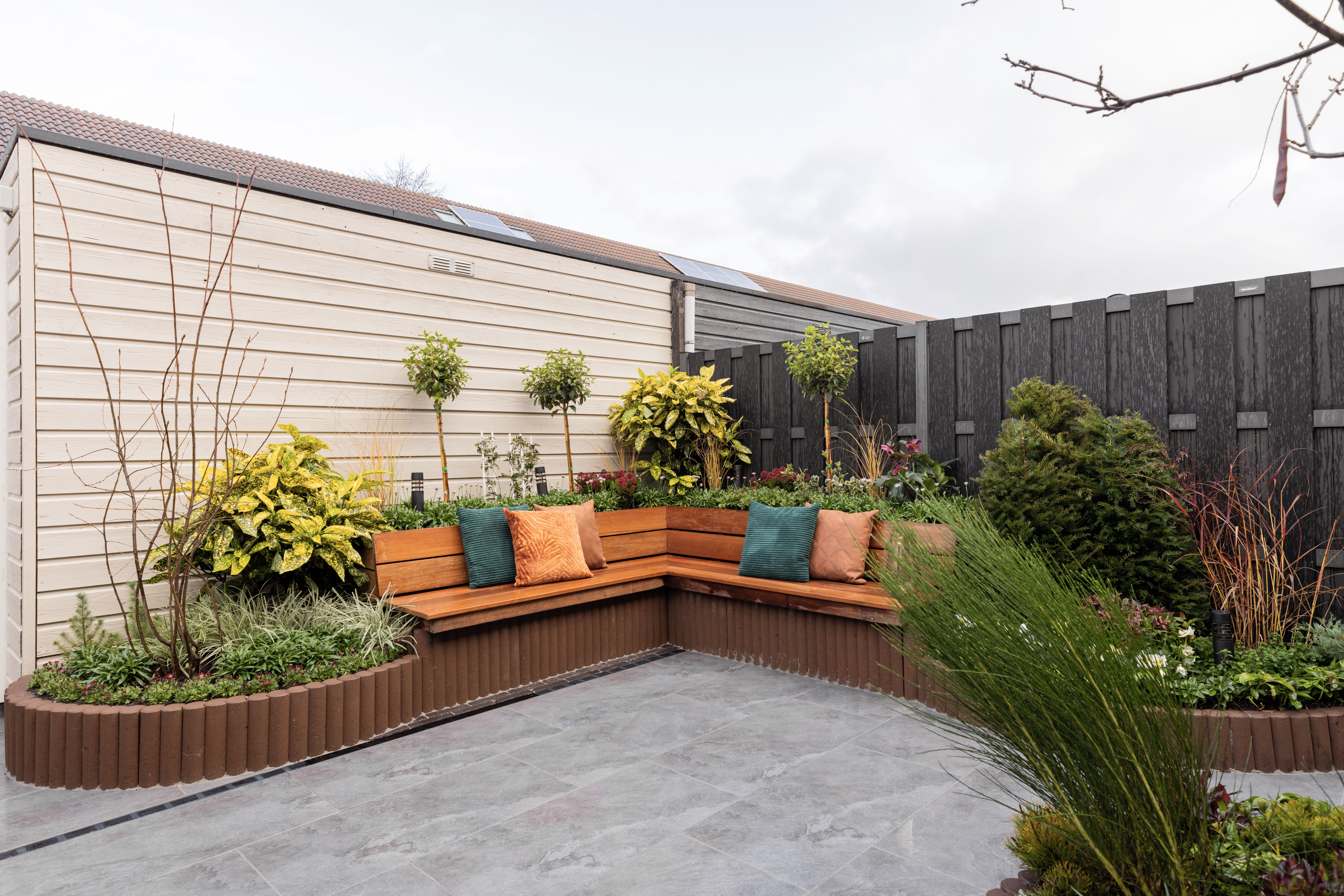 Palissaden als strakke rand voor borders