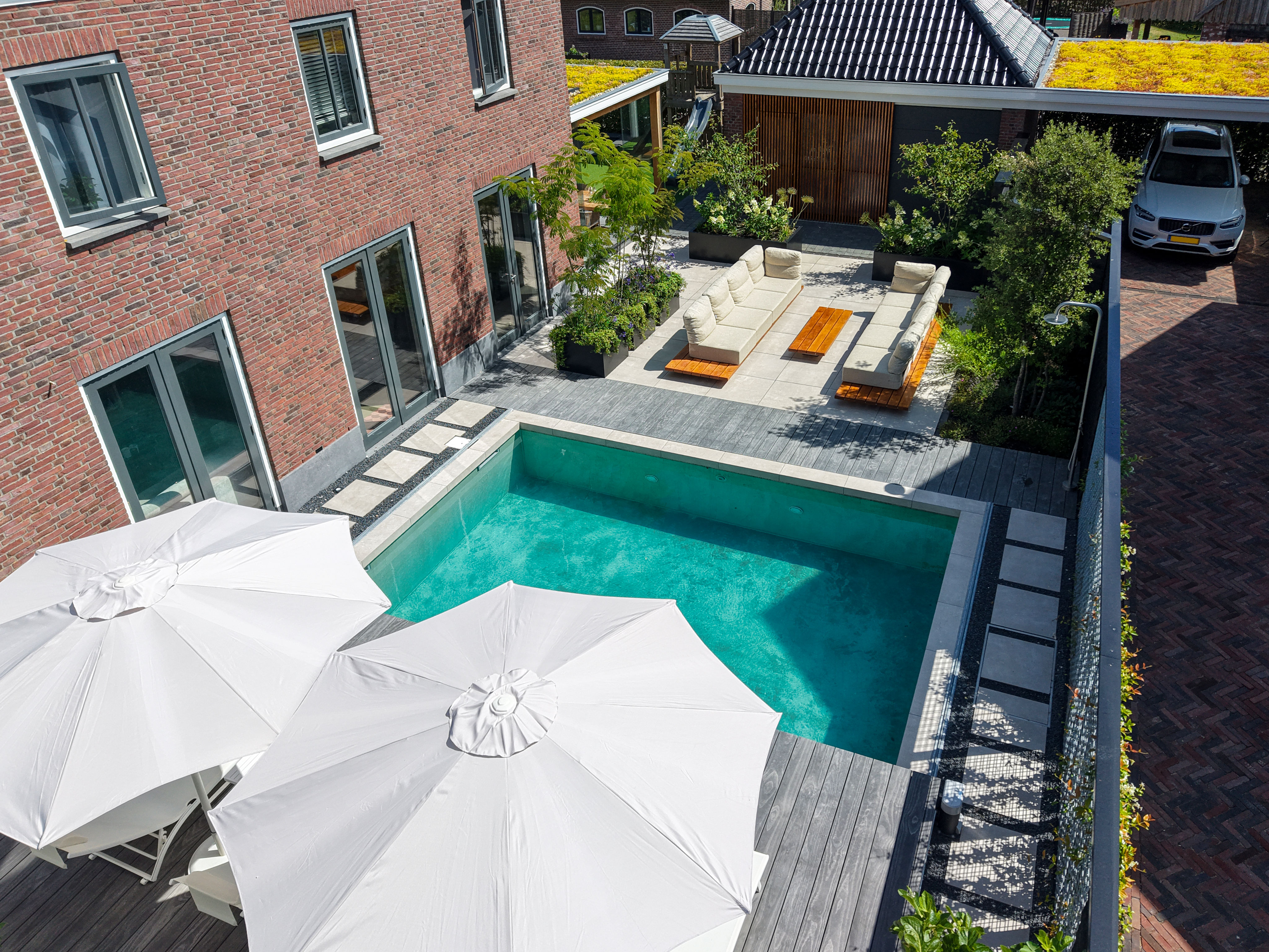 Strakke buitenruimte met verlichting